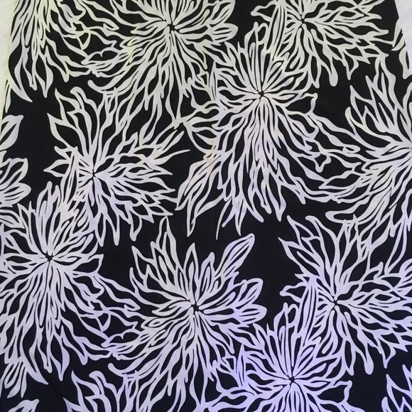 Sexy Black and White Maxi-Dress - Picture 6 of 9